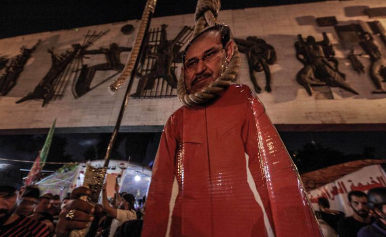 عراقيون يعلقون مجسما لرئيس وزراء العراق السابق نوري المالكي