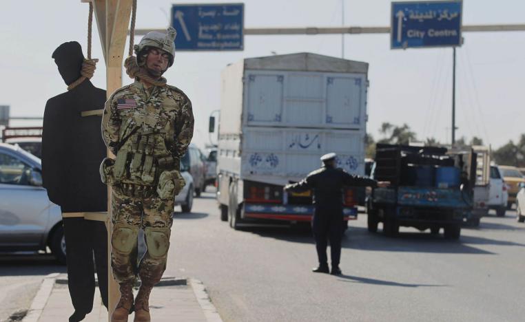 دمى معلقة في مدينة الصدر تشير إلى اعدام جنود أميركيين والرئيس دوالد ترامب