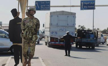 دمى معلقة في مدينة الصدر تشير إلى اعدام جنود أميركيين والرئيس دوالد ترامب