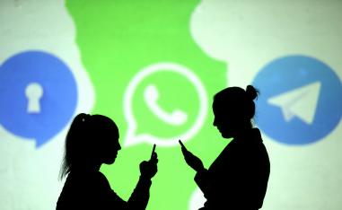 ظلال لمستخدمي الهواتف المحمولة بجوار شعارات تطبيقات واتساب وتلغرام وسيغنال