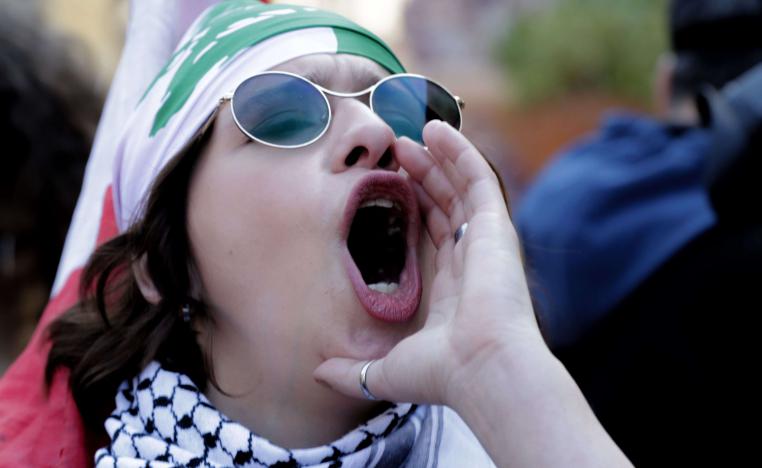 لبنانية تصرخ بشعارات خلال مسيرة للاحتفال باليوم العالمي للمرأة في بيروت