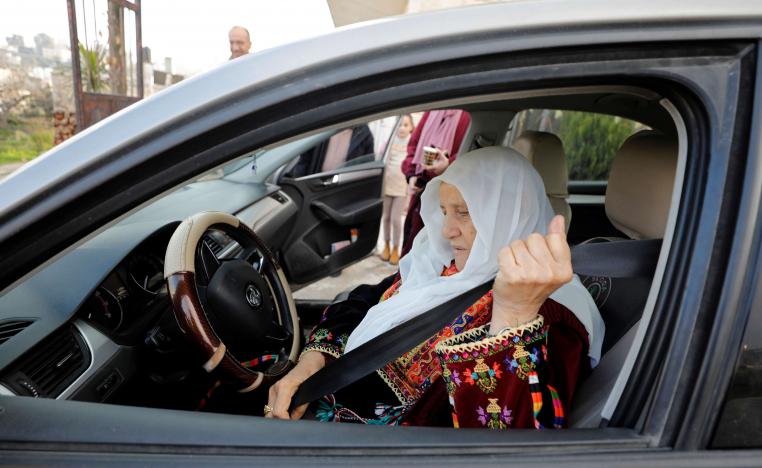 شلبية البابا تتعلم قيادة السيارة في شوارع الخليل