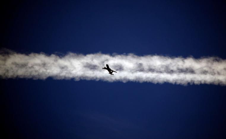  طائرة تحلق تحت التيار النفاث لطائرة أخرى فوق مدينة بادوفا الإيطالية