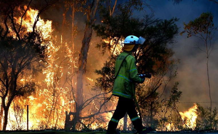 رجل اطفاء يكافح النيران خلال أحد حرائق غابات استراليا
