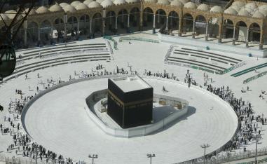 مئات الأشخاص يشاركون في الطواف حول الكعبة 