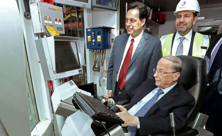 الرئيس اللبناني ميشال عون ورئيس الوزراء حسان دياب في اطلاق منصة استكشاف نفطي