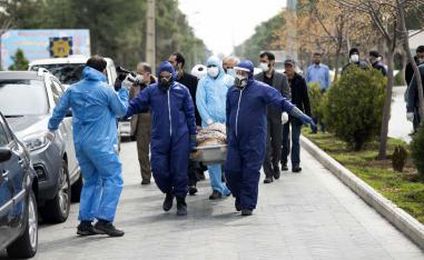طاقم ينقل جثمان نائبة ايرانية توفيت بعد اصابتها بفيروس كورونا المستجد