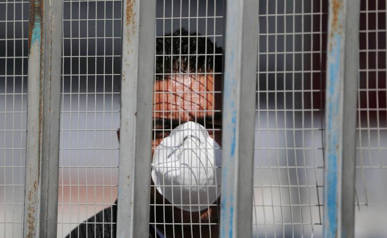 فلسطيني يرتدي قناع واق في غزة