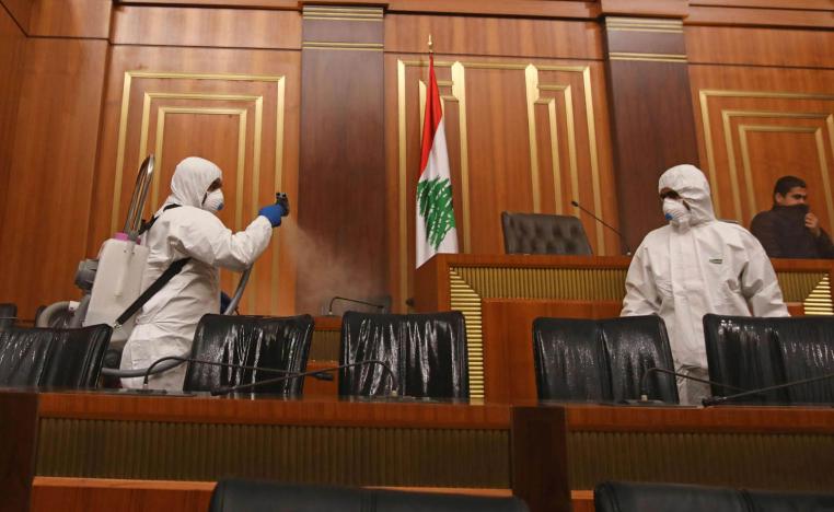 مختصون يقومون بتعقيم قاعة البرلمان اللبناني