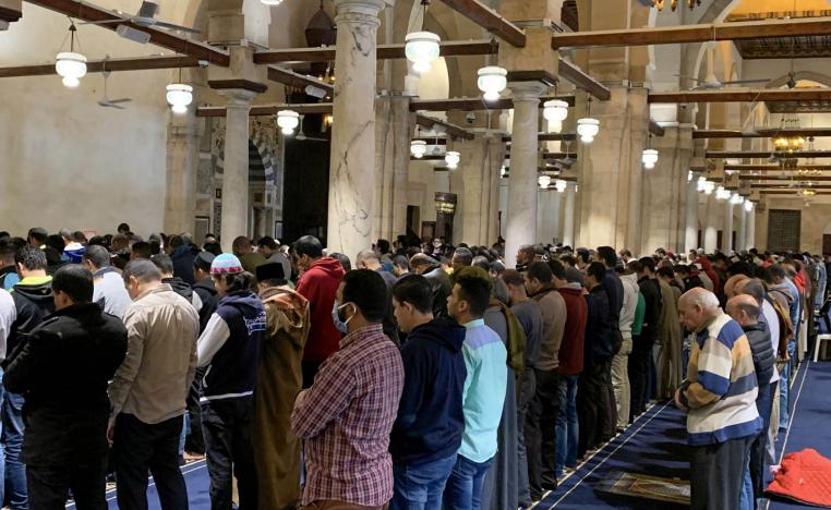 مصريون يؤدون صلاة الجمعة في مسجد في القاهرة