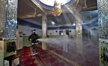 تعقيم المزارات والمراقد الشيعية للوقاية من فيروس كورونا