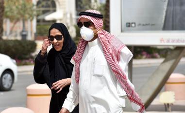 سعودي يرتدي كمامة في الرياض