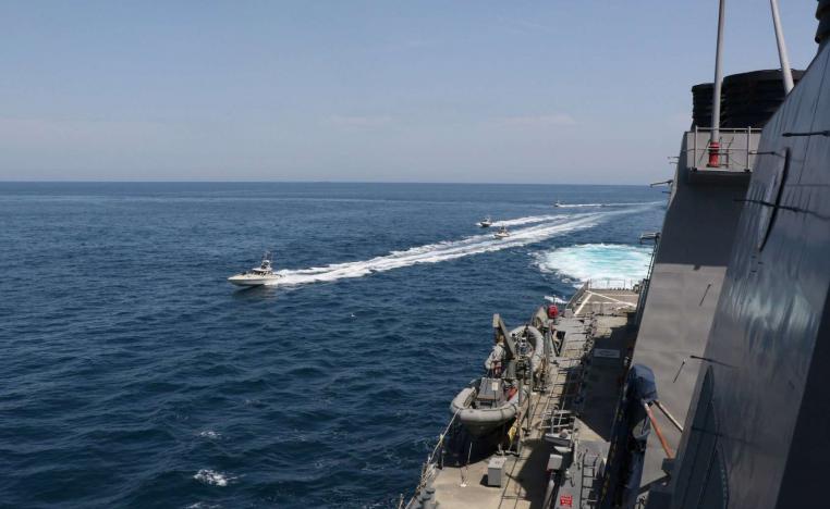 الزوارق الايرانية الى جانب البوارج الاميركية في الخليج