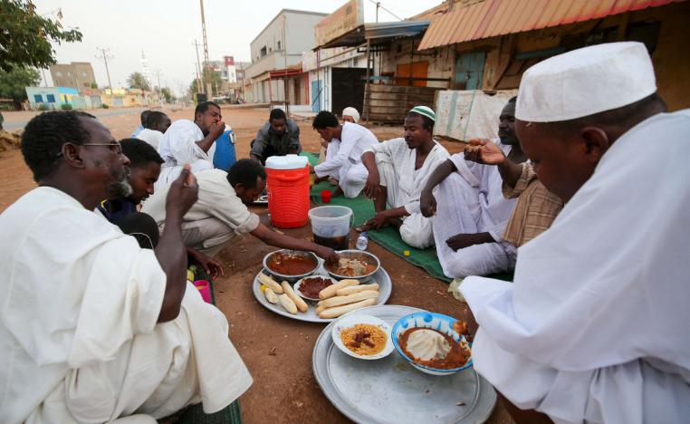  سودانيون يفطرون في أحد شوارع العاصمة الخرطوم خلال شهر رمضان 2020