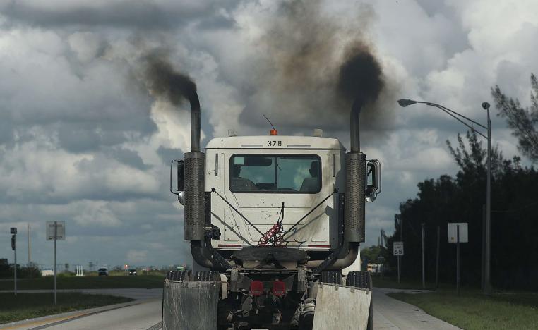 دخان كثيف يخرج من أنابيب العوادم في شاحنة
