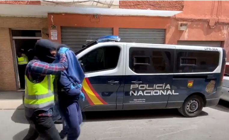 مغني الراب السابق كان يختبئ في شقة مع شخصين آخرين