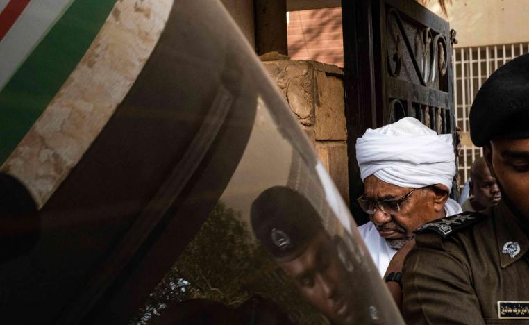 الرئيس السوداني السابق عمر البشير ينقل لمحاكمته