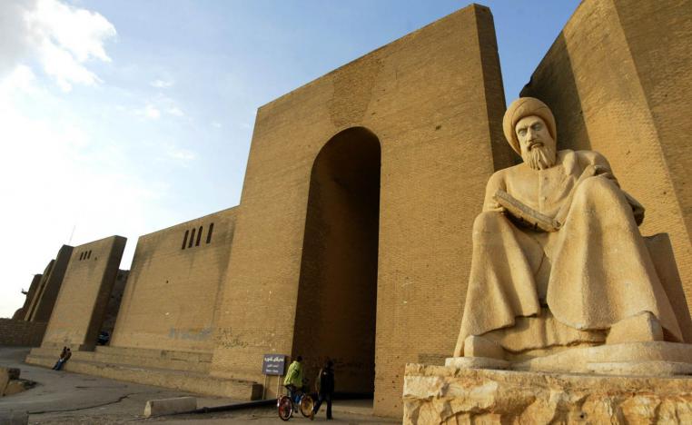 تمثال ابن المستوفي على بوابة قلعة أربيل