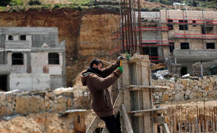 فلسطيني يعمل في بناء مستوطنة اسرائيلية في الضفة الغربية