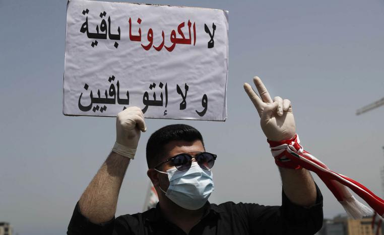 متظاهر لبناني وسط بيروت