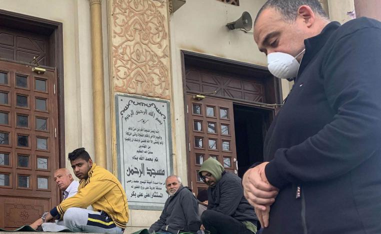 مصريون يصلون على باب جامع بعد منع الصلاة في الجوامع بسبب كورونا