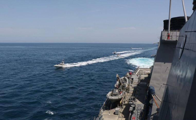 زوارق للحرس الثوري الايراني تقترب من بارجة أميركية في مياه الخليج