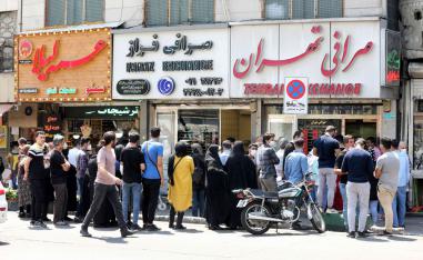 إعادة فتح الأنشطة التجارية تنعش انتشار الوباء بين الإيرانيين