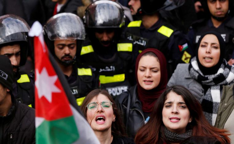 نساء أردنيات يهتفن في عمان ضد اتفاق الحكومة على استيراد الغاز الطبيعي من إسرائيل 