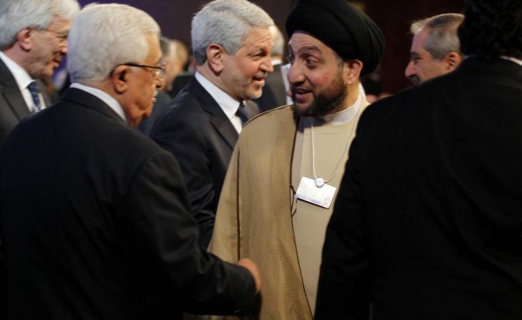 الرئيس الفلسطيني محمود عباس يصافح رئيس تيار الحكمة العراقي عمار الحكيم في منتجع على البحر الميت