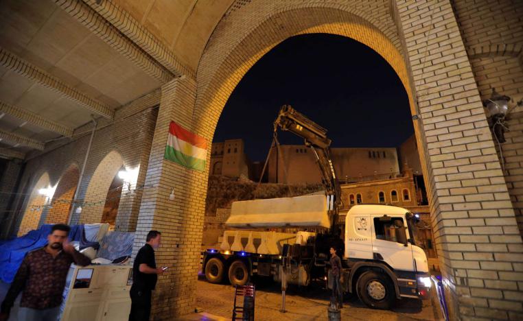 عمال بلدية يرفعون حواجز في أربيل لتخفيف الحجر بسبب كورونا