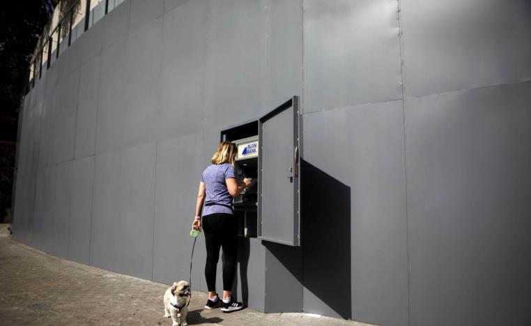 لبنانية تسحب مبلغا من ماكنة صرف آلية في بيروت