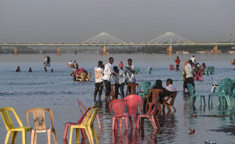 سودانيون عند نقطة التقاء النيل الأبيض بالنيل الازرق