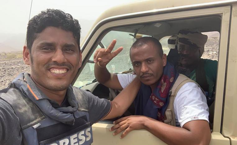 الصحافي اليمني نبيل القعيطي مع مقاتلين من المجلس الانتقالي الجنوبي