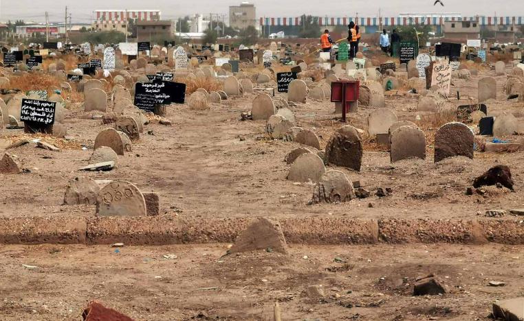 عمليات نبش الجثامين في مقبرة بمنطقة الصحافة جنوب الخرطوم