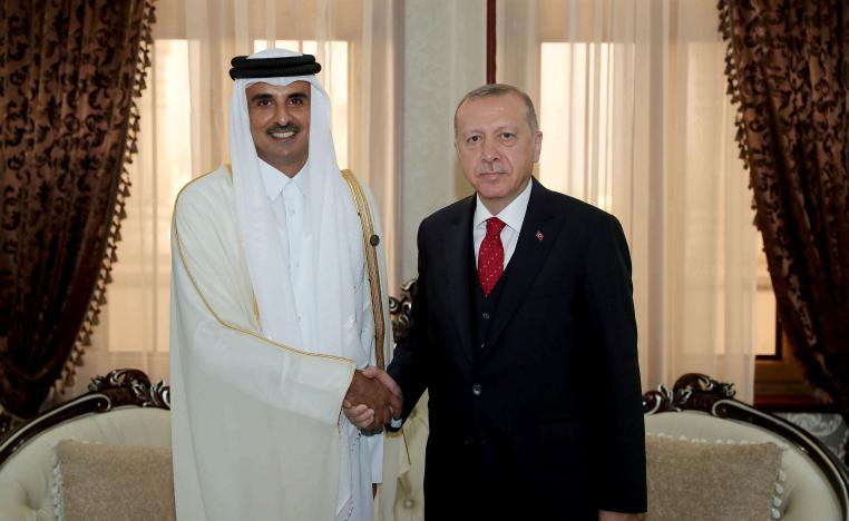 الرئيس التركي رجب طيب أردوغان (يمين) وأمير قطر الشيخ تميم بن حمد آل ثاني