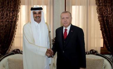 الرئيس التركي رجب طيب أردوغان (يمين) وأمير قطر الشيخ تميم بن حمد آل ثاني