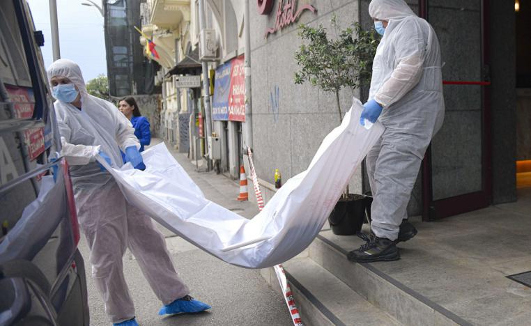 عناصر من الأمن الجنائي الروماني تنقل جثة غلام رضا منصوري