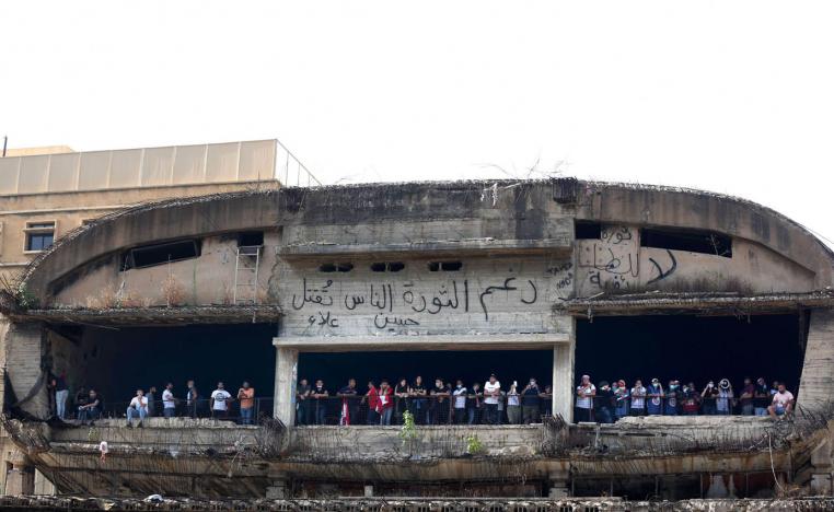 محتجون يتجمعون في مبنى "البيضة" وسط بيروت