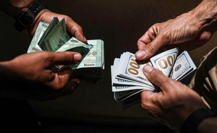 لبنانيان يصرفان دولارات مقابل الليرة