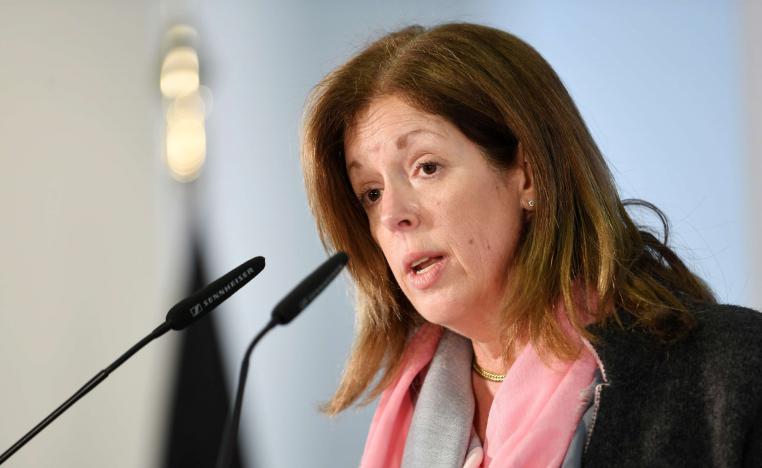 ويليامز تبتعد أكثر عن الحياد