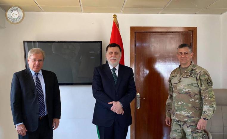 فايز السراج يتوسط قائد القيادة الأميركية في افريقيا الجنرال ستيفن تاونسند والسفير الأميركي لدى ليبيا ريتشارد نورلاند 