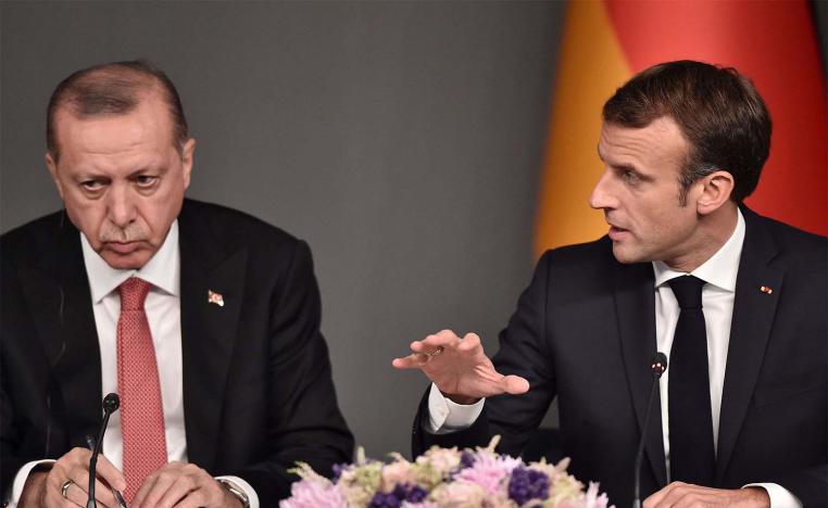 Turkish President Recep Tayyip Erdogan (L) and French President Emmanuel Macron