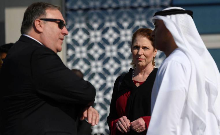 وزير الخارجية الأميركي مايك بومبيو مع السفير الإماراتي في واشنطن يوسف العتيبة