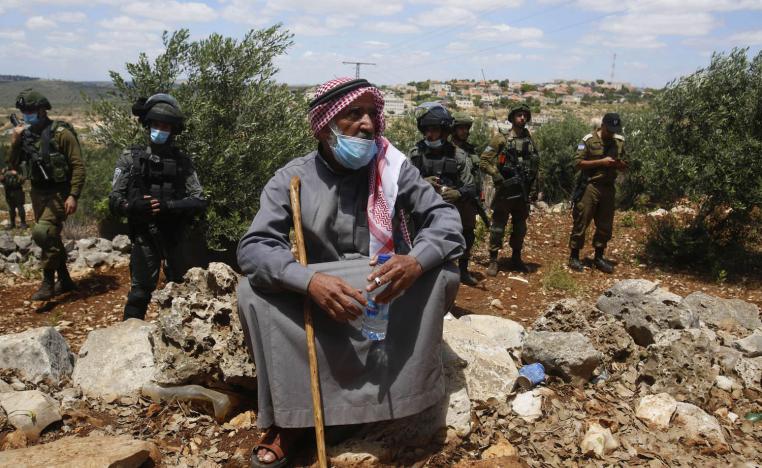 فلسطيني يشارك باحتجاج على اجراءات الضم في الضفة الغربية
