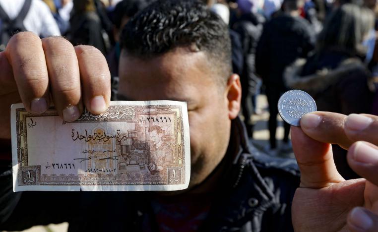 سعر الصرف الرسمي يعادل 700 ليرة مقابل الدولار
