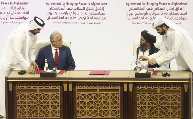 يد تفاوض وأخرى تقاتل 