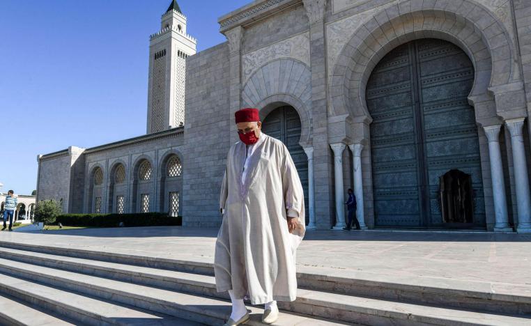 شيخ يغادر جامع انس بن مالك في قرطاج
