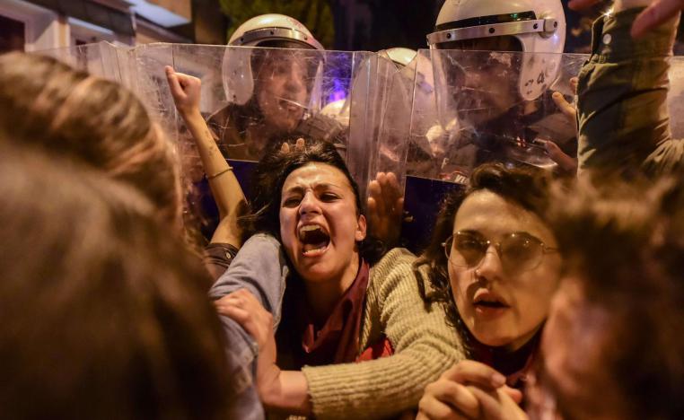 ضباط شرطة أتراك يقمعون مسيرة نسائية في يوم المرأة في اسطنبول