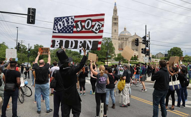 الديمقراطيون يستثمرون الاحتجاجات على مقتل فلويد لاضعاف حظوظ ترامب في الانتخابات الرئاسية