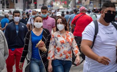 مغاربة يرتدون كمامات يسيرون في العاصمة الرباط بعد أن خففت السلطات إجراءات الإغلاق